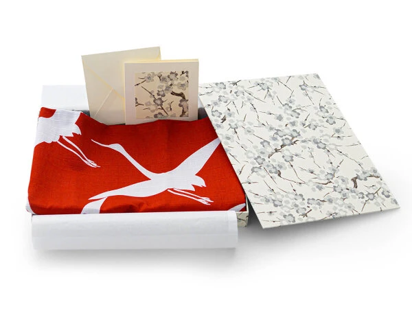 Geschenkset Chiyogami Mit Furoshiki Kuren M, Rot 8 Geschenkset Chiyogami Mit Furoshiki Kuren M, Rot – Bild 8